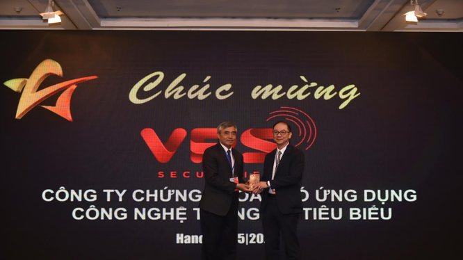 Ông Nguyễn Minh Hồng - Chủ tịch Hội Truyền thông số Việt Nam trao cúp cho đơn vị được giải thưởng Cung cấp dịch vụ tài chính tiêu biểu năm 2020