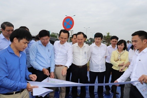 Lãnh đạo Tập đoàn FLC và lãnh đạo tỉnh Thanh Hóa thăm và khảo sát thực địa vị trí lập dự án tại huyện Thọ Xuân (Nguồn: thanhoa.gov.vn)