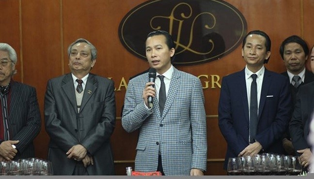 Doanh nhân Lê Văn Vọng (đứng giữa). Nguồn: Lã Vọng Group