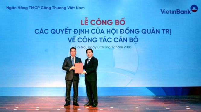 Chủ tịch HĐQT VietinBank Lê Đức Thọ trao Quyết định bổ nhiệm chức vụ Tổng Giám đốc VietinBank cho ông Trần Minh Bình (Nguồn: VietinBank)