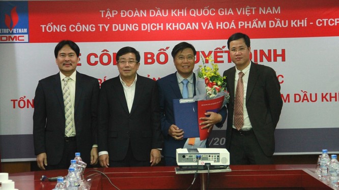 Ông Hoàng Trọng Dũng (cầm hoa) - nhận quyết định Phó Bí thư Đảng ủy, Tổng giám đốc DMC từ lãnh đạo PVN và DMC. (Nguồn: PetroTimes)