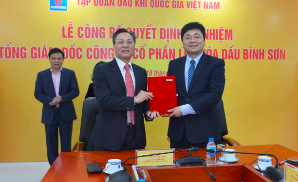 Tân Tổng Giám đốc BSR Bùi Minh Tiến (trái) và Tổng Giám đốc Trần Ngọc Nguyên (phải) ký bàn giao công tác. (Nguồn: BSR)