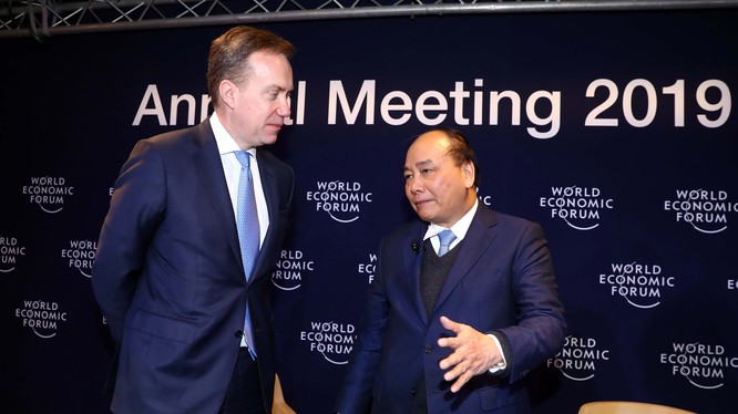 Thủ tướng Nguyễn Xuân Phúc và Chủ tịch WEF Borge Brende (Ảnh: TTXVN)