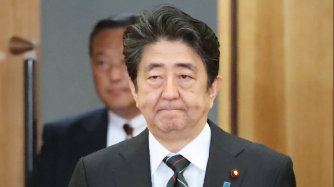 Chỉnh phủ của ông Shinzo Abe đối mặt với nhiều chỉ trích từ dư luận (Ảnh: Nikkei Asian Reivew)