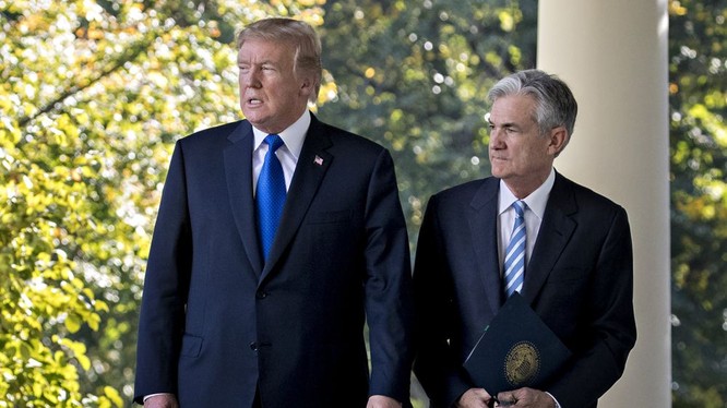 Tổng thống Mỹ Donald Trump (bên trái) và Chủ tịch Fed Jerome Powell (bên phải) - Ảnh minh họa (Nguồn: Bloomberg)