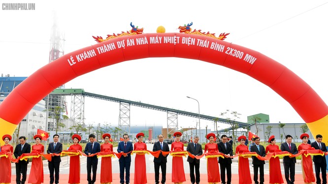 Thủ tướng Nguyễn Xuân Phúc cắt băng khánh thành Nhà máy Nhiệt điện Thái Bình 1 (Ảnh: VGP)