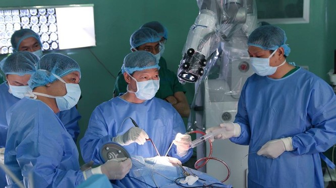 Ca phẫu thuật u não bằng robot Modus V Synaptive đầu tiên tại châu Á (Ảnh: PV)