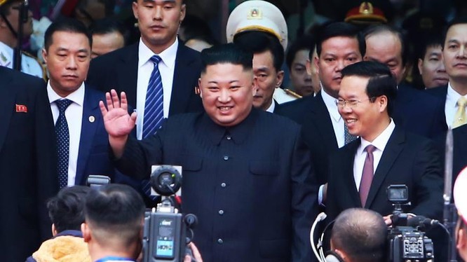 Chủ tịch Kim Jong-un (ở giữa) cảm ơn trước sự chào đón của lãnh đạo, người dân Việt Nam (Ảnh: VGP)