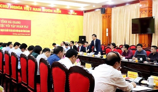 Đại diện Tập đoàn FLC trình bày ý tưởng thực hiện các dự án tại buổi làm việc (Nguồn: dbnd.hagiang.gov.vn)