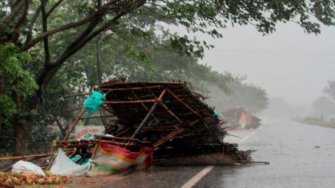 Siêu bão Fani đổ bộ và Ấn Độ gây mưa lớn và gió giật mạnh (Ảnh: AP)