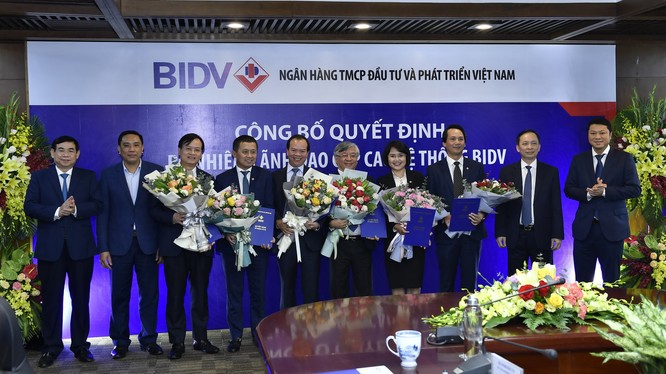 Lãnh đạo NHNN, Đảng ủy Khối DNTW và BIDV tặng hoa chúc mừng các thành viên mới của HĐQT, Ban Điều hành BIDV (Nguồn: BIDV)