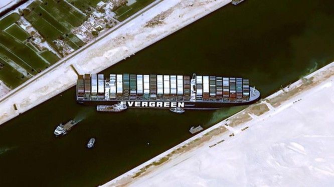 Siêu tàu Ever Given của hàng EverGreen chắn ngang kênh đào Suez (Ảnh: Reuters)
