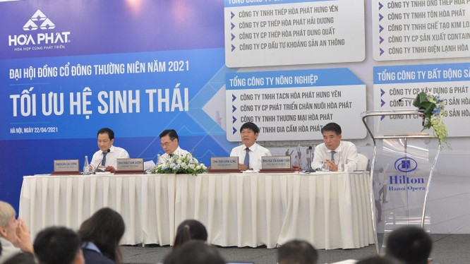 Ông Trần Đình Long (thứ 3 từ trái sang) làm chủ toạ tại Đại hội đồng cổ đông thường niên năm 2021 của CTCP Tập đoàn Hoà Phát 