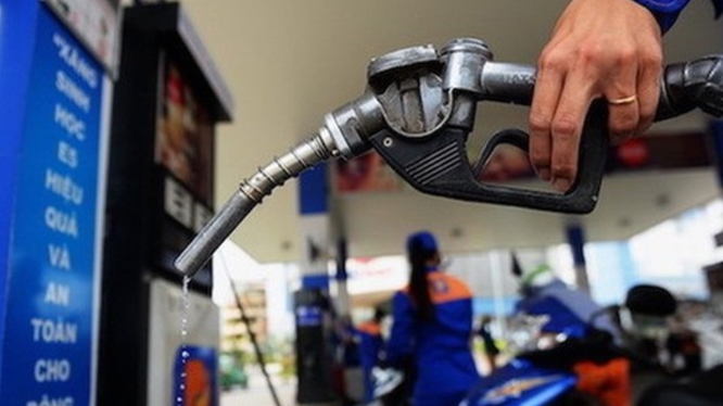 Chính phủ yêu cầu báo cáo phương án giảm thuế và kiểm soát chặt xăng dầu (ảnh AL)