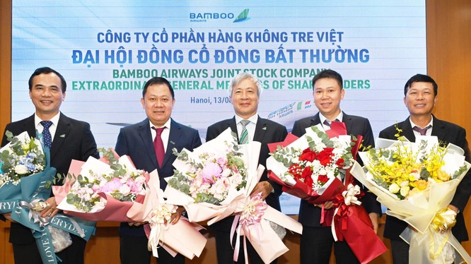 Ông Nguyễn Ngọc Trọng (ở giữa) được bầu làm Chủ tịch HĐQT Bamboo Airways 