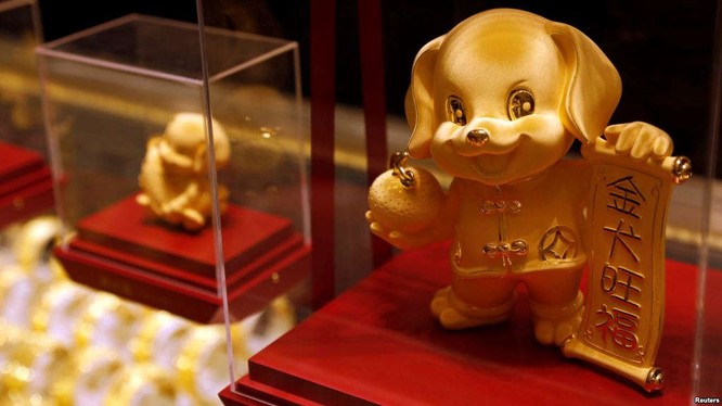 Bức Tượng vàng hình chú chó được dùng làm vật trang trí tại Hồng Kong để chào đón năm mới. Nhưng tại Malaysia, người dân lại tránh dùng các biểu tượng này trang trí cho năm mới. Ảnh: REUTERS/Tyrone Siu