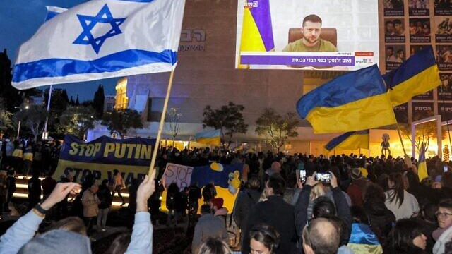 Những người đến xem bài phát biểu của Tổng thống Ukraine trên màn ảnh lớn tại Quảng trường Habima