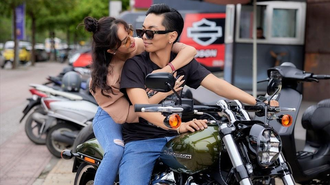 Khánh Thi và Phan Hiển cùng nhau dạo một vòng quanh Hà Nội bằng chiếc motor mới