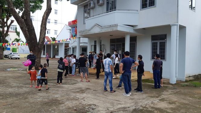 Người nhà cháu bé 3 tuổi bị mẹ ruột khai tử dù còn sống tập trung trước UBND phường Tân An