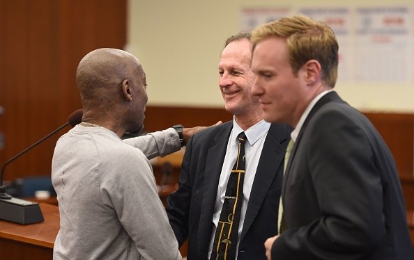 Ông Dewayne Johnson (trái) và các luật sư vui mừng sau khi nghe tòa tuyên bố thắng kiện
