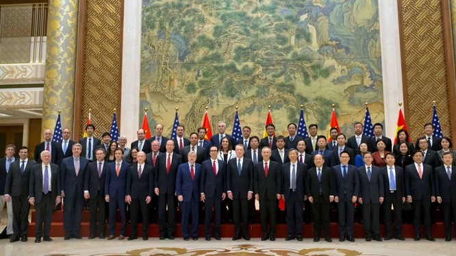 Hai đoàn đại biểu đàm phán vòng 7 tại Bắc Kinh chụp ảnh chung - cử chỉ được cho là đàm phán có tiến triển tích cực.