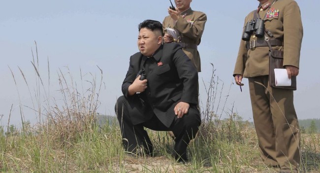 Nhà lãnh đạo Kim Jong Un tham quan và chỉ đạo vụ bắn thử vũ khí mới. 