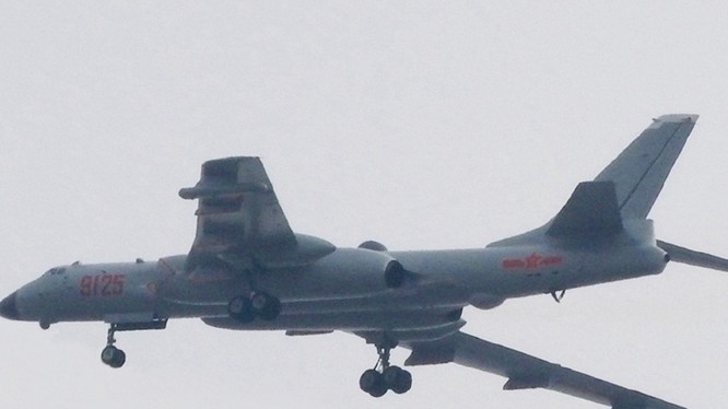 Hình ảnh chiếc H-6J lộ diện trên mạng Internet Trung Quốc 