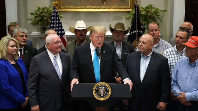 Tổng thống Donald Trump chiều 23.5 tuyên bố kế hoạch hỗ trợ thêm 16 tỷ USD cho nông dân Mỹ tại Nhà Trắng. Người bên trái ông Trump trong ảnh là Bộ trưởng Bộ Nông nghiệp Mỹ Sonny Perdue.