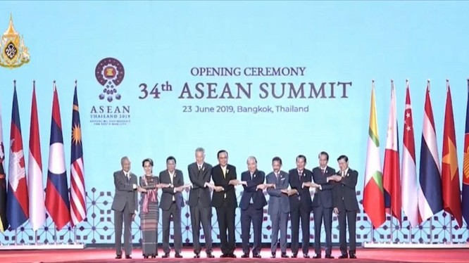 Các nhà lãnh đạo các quốc gia thành viên ASEAN tại Lễ khai mạc Hội nghị cấp cao lần thứ 34 tại Bangkok, Thái Lan hôm 23/6