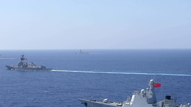 Tàu chiến Trung Quốc bám đuôi khi tàu chiến Mỹ thực thi hành động "tự do hàng hải" trên Biển Đông 