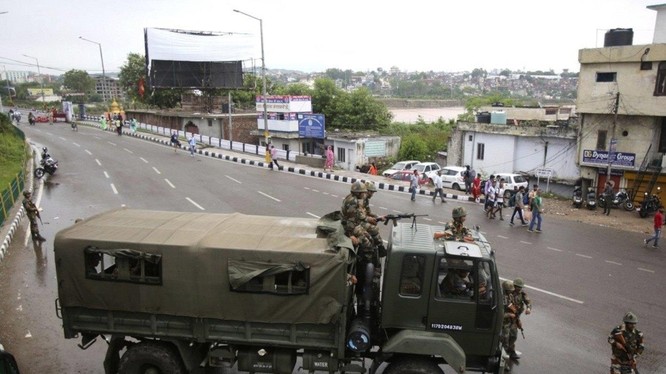 Quân đội Ấn Độ tiến vào phong tỏa đường phố Kashmir