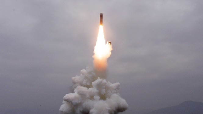 Vụ phóng tên lửa đạn đạo từ tàu ngầm của Triều Tiên đã gây rúng động dư luận quốc tế.