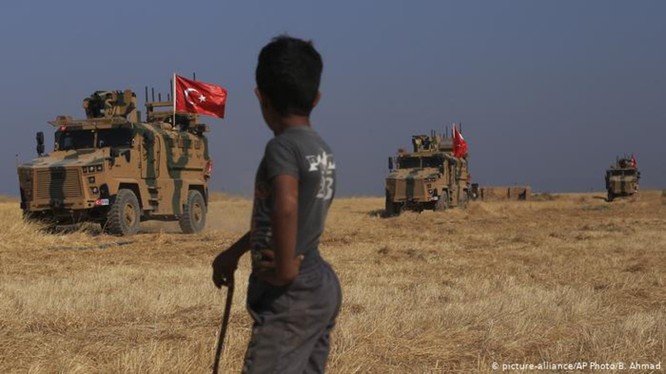 Ngày 8/10, quân đội Thổ Nhĩ Kỳ vượt biên giới vào miền Bắc Syria đánh chiếm khu vực do người Kurd kiểm soát. Ảnh: AP.