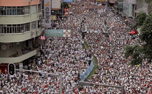 Các cuộc biểu tình kéo dài suốt 4 tháng nay ở Hồng Kông đã gây nên bất ổn về chính trị.kinh tế và xã hội khiến nhiều người giàu có mang tài sản ra nước ngoài định cư.