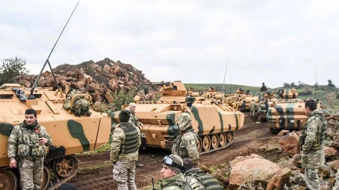 Quân đội Thổ Nhĩ Kỳ tiến vào đất Syria nhằm tiêu diệt lực lượng người Kurd và lập vùng đệm an ninh trên đất Syria.