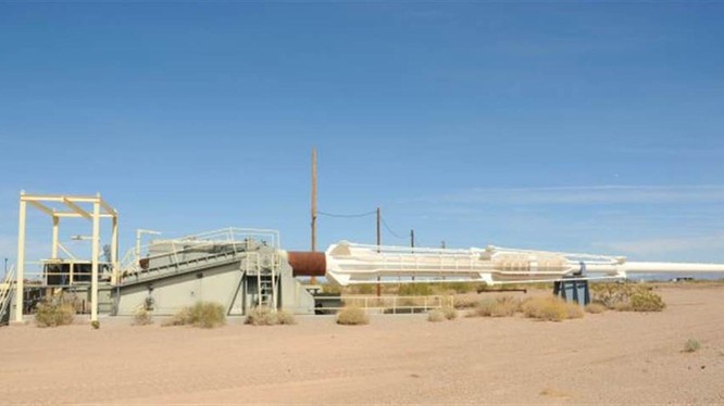 Một khẩu siêu pháo của Mỹ có nòng dài 36 mét được bắn thử nghiệm tại sa mạc Arizona năm 1966.