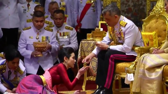 Hình ảnh bà Sineenat Wongvajirapakdi được Quốc vương Thái Lan sắc phong làm “Hoàng quý phi” ngày 28/7/2019.