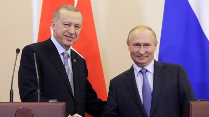 Tổng thống Nga Putin và Tổng thống Thổ Nhĩ Kỳ Erdogan vui mừng bắt tay nhau sau khi thỏa thuận Sochi Nga - Thổ Nhĩ Kỳ về Syria được ký kết