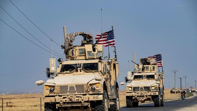 Đoàn xe của quân đội Mỹ vượt qua biên giới Iraq tiến vào Đông Bắc Syria để "bảo vệ các mỏ dầu".