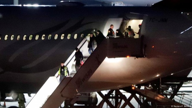 Chuyên cơ đưa gia đình 7 người Đức là thành viên IS từ Thổ Nhĩ Kỳ về sân bay Tegel, Berlin hôm 14/11.