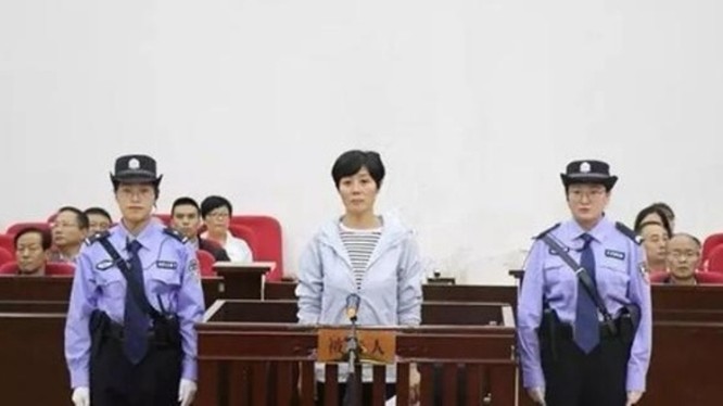 Khương Bảo Hồng - nữ Thị trưởng Vũ Uy, Cam Túc thăng quan nhờ lên gường với 40 quan trên bị ra tòa vì tội nhận hối lộ.