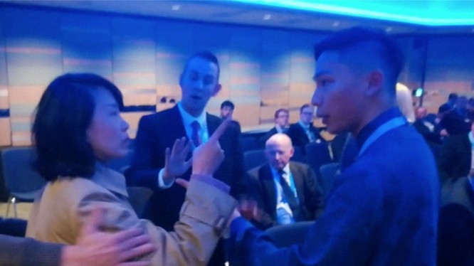 Gây náo loạn và đánh nhân viên công tác tại hội nghị Đảng Bảo thủ Anh, Khổng Lâm Lâm, phóng viên thường trú của Đài Truyền hình Trung ương Trung Quốc tại Anh bị tòa án Birmingham kết án tội.