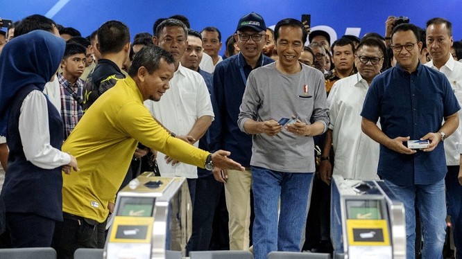 Tổng thống Widodo đến thị sát công trình tàu điện ngầm đầu tiên ở Indonesia do Nhật giúp xây dựng.