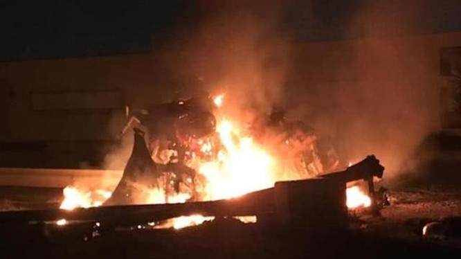 Chiếc xe chở tướng Soleimani và ba người cùng đi bị trúng hai quả tên lửa, cháy rụi (Ảnh: creaders.net).