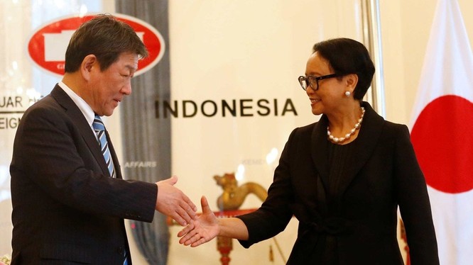 Ngoại trưởng Indonesia Retno Marsudi gặp Ngoại trưởng Nhật Toshimitsu Motegi hôm 10/1 (Ảnh: Reuters)