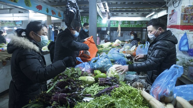 Dân chúng Vũ Hán đổ xô đến các siêu thị mua tích trữ hàng hóa sau khi có lệnh đóng cửa thành phố (Ảnh: Tân Hoa xã)
