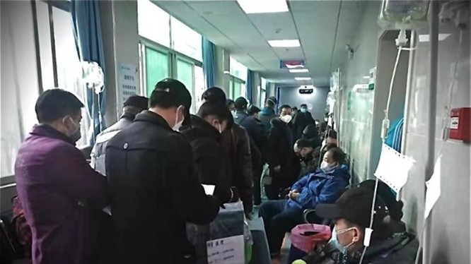Số người nhiễm bệnh ở Vũ Hán và Hồ Bắc đã vượt con số 11 ngàn, nhưng các bệnh viện, cơ sở y tế đều đã quá tải (Ảnh: Đông Phương). 