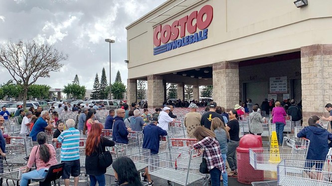 Dịch bệnh COVID-19 tấn công nước Mỹ, người dân thành phố Honolulu đổ xô đến siêu thị mua vét hàng hóa tích trữ (Ảnh: Guancha)