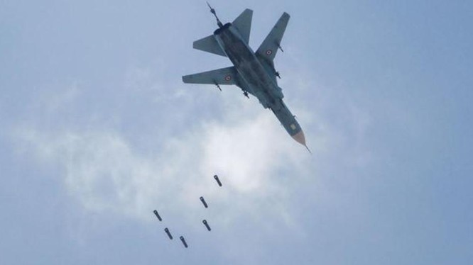 Máy bay Su-24 của quân đội chính phủ Syria ném bom trận địa phòng không của quân đội Thổ Nhĩ Kỳ (Ảnh: Sohu).