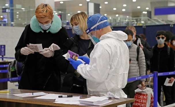 Trung Quốc đã chuyển trọng điểm chống dịch sang siết chặt nhập cảnh để ngăn dịch bệnh lây từ ngoài vào. Ảnh: kiểm tra người nước ngoài khai báo y tế tại sân bay Phố Đông, Thượng Hải (Ảnh: CNS).